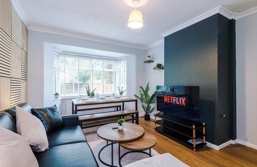 Broadheath House | Modern 2 Bedroom House Near Manchester Airport with Free Parking by Eason Stays
