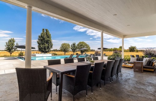 Walla Walla House | Luxury 6BR 5BA Walla Walla Estate | Heated Pool, Jacuzzi, Sauna & Theater