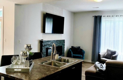 Kitchener House | In style 3 Bdrm house- king bed, Netflix, 2 parking