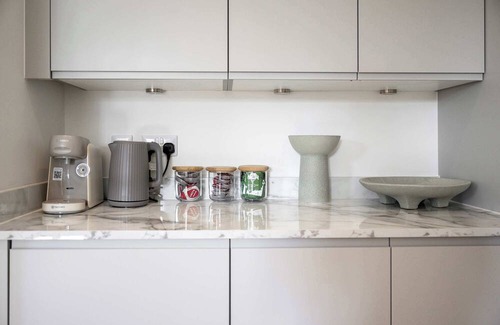 Trafford Apartment | NEW Altrincham flat free parking by City SuperHost