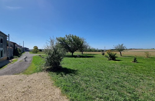 Mazeuil House | 8-person gite with swimming pool and pétanque court, 25 minutes from Futuroscope.