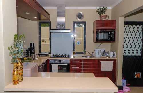 George House | Paradise at home spacious 3-bedroom house with swimming pool in George