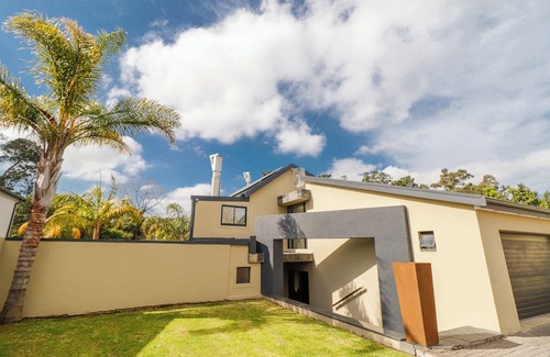 George House | Paradise at home spacious 3-bedroom house with swimming pool in George