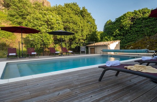 Saint-Pons Bed & Breakfast | Guest Room 'La Grange 2' with Mountain View, Shared Pool and Wi-Fi
