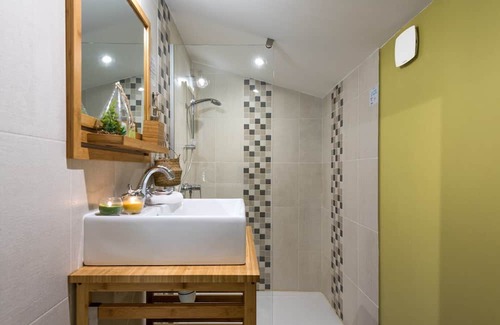Saint-Pons Bed & Breakfast | Guest Room 'La Grange 1' with Mountain View, Shared Pool and Wi-Fi
