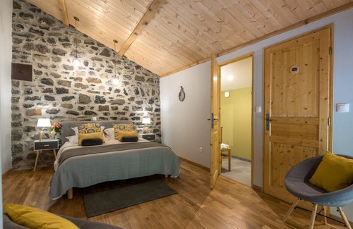 Saint-Pons Bed & Breakfast | Guest Room 'La Grange 1' with Mountain View, Shared Pool and Wi-Fi