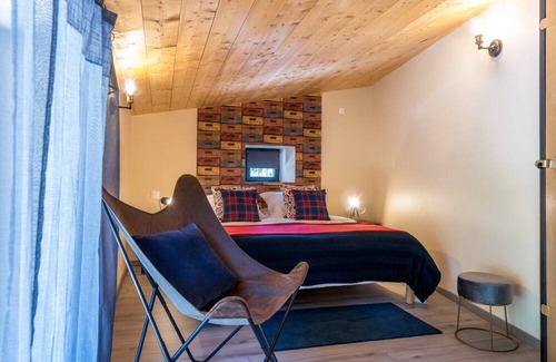 Saint-Pons Bed & Breakfast | Guest Room 'La Forge' with Mountain View, Shared Pool and Wi-Fi