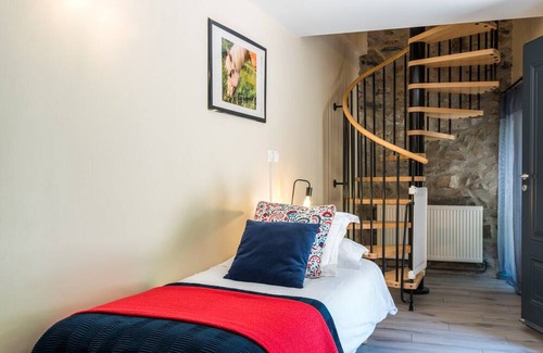Saint-Pons Bed & Breakfast | Guest Room 'La Forge' with Mountain View, Shared Pool and Wi-Fi