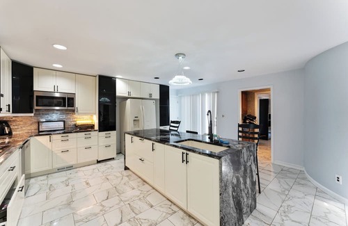Bay Shore House | Spacious 5-bedroom house in delightful Bay Shore with AC