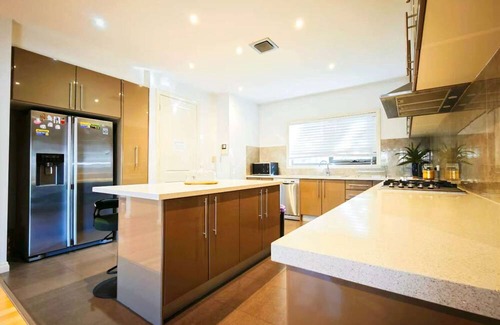 Keysborough House | 6 BR 3 BATH large mansion, 3 king beds, 4 queen beds, 5-star supreme enjoyment