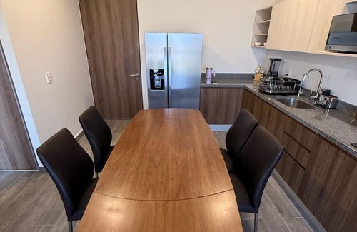 Zapopan Apartment | Cómodo depa en Zapopan con alberca, cama queen y cocina equipada