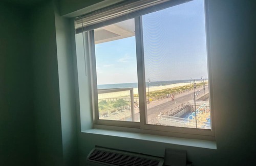 Long Beach Condo | OCEANFRONT 2BR LUXURY CONDO WITH BALCONY-RITZ CARLTON STYLE! Pool,Sauna,Parking