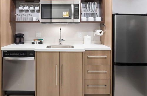 Airport North Hotel | Orlando Airport Hotel Suite | Free Breakfast + Shuttle Service | 3 Units