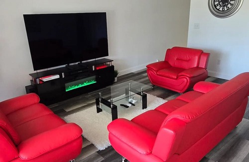 Burlington Apartment | Private Balcony-Pet Friendly -City Access -Gaming