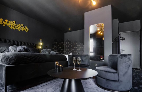 Le Soleil Apartment | Suite Balnéo/Hammam Noire et Or
