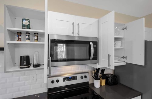 Maple Hill House | Group-Friendly Townhouse Stay – Sleeps up to 20