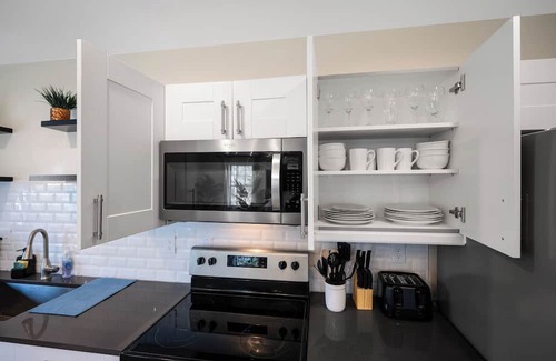 Maple Hill House | Group-Friendly Townhouse Stay – Sleeps up to 20
