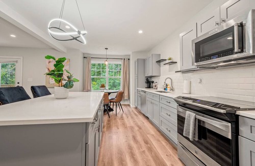 Bloomfield House | Family-Friendly Retreat - Sleeps 20 in Bloomfield, CT