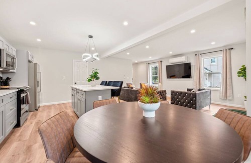 Bloomfield House | Family-Friendly Retreat - Sleeps 20 in Bloomfield, CT