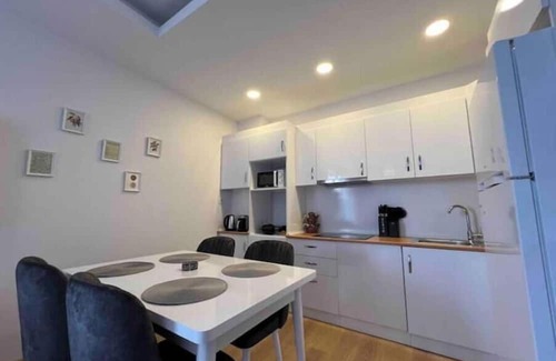 Esenyurt Apartment | Spacious 4-bedroom apartment in charming Istanbul with AC