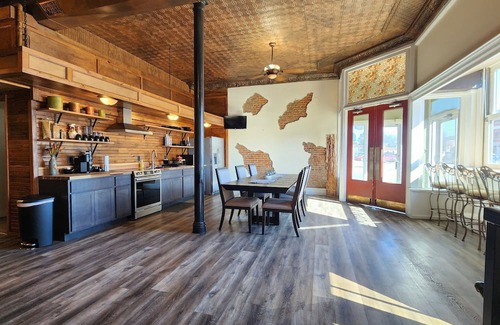 Carlyle Apartment | 3-Bedroom Downtown apartment with Game Room