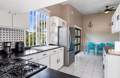 Montalva House | Las Palmas Beach House with Private Pool and Pool Table