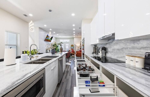 West Dallas House | Tranquil Right 8-bedroom house with Game room in vibrant Dallas