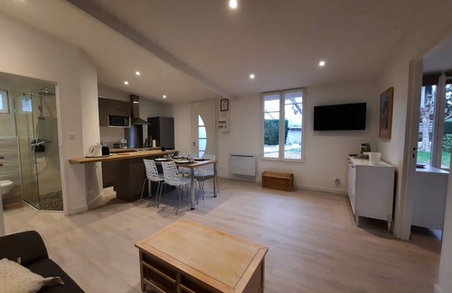 Bellerive-sur-Allier House | Charming detached house with swimming pool, set in lush greenery on the banks of the Allier.