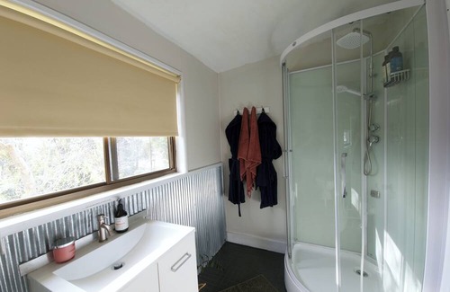 Frog Rock Apartment | The Burrow Guest Suite at Resteasy Farmstay