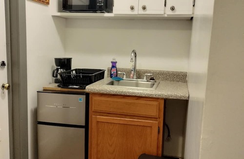 Summerville Apartment | Adorable apartment with AC in the Howard Finster Vision House Museum
