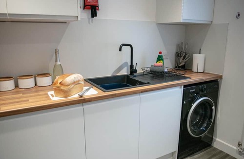 Peterborough Apartment | 6-beds Home in Hampton Vale | Contractors welcome