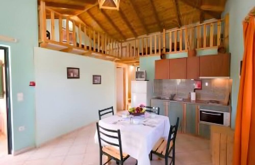 Paralio Astros Apartment | Apartment 'Maisonette with Private Patio 2' with Mountain View, Wi-Fi and Air Conditioning
