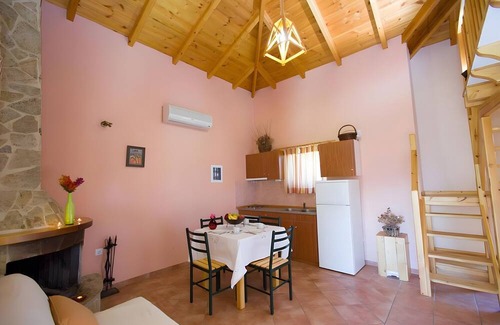 Paralio Astros Apartment | Apartment 'Maisonette with Private Patio 2' with Mountain View, Wi-Fi and Air Conditioning