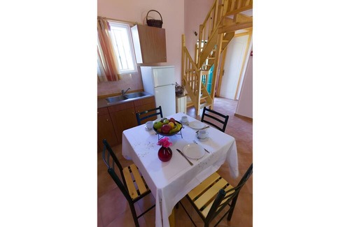 Paralio Astros Apartment | Apartment 'Maisonette with Private Patio 2' with Mountain View, Wi-Fi and Air Conditioning