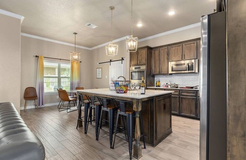 Killeen House | Amazing Entertaining Home! Perfect For Large Families, Groups, Workers and Soldi