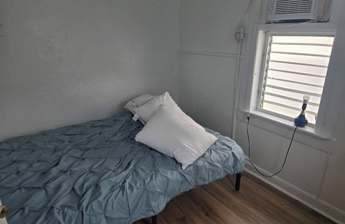 Wildwood Hotel | SeniorWeek, Soccer Team,Dance Team Hot Spot!! 18 to rent Sleeps 30!
