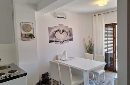 Vrlika Apartment | Apartment and Room Mare Vrlika - Two Bedroom Apartment with Balcony