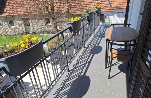 Vrlika Apartment | Apartment and Room Mare Vrlika - Two Bedroom Apartment with Balcony
