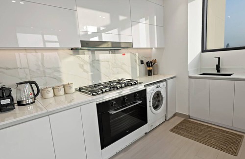 Jumeirah Village Circle Apartment | Private Pool | Movies in bed | No Camels