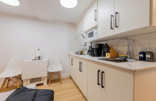 Cote-Des-Neiges—Notre-Dame-De-Grace Apartment | Modern studio w/patio/parking/BBQ