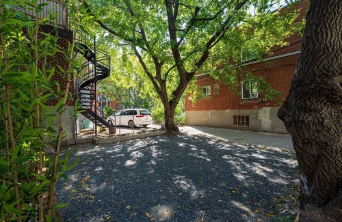 Cote-Des-Neiges—Notre-Dame-De-Grace Apartment | Modern studio w/patio/parking/BBQ