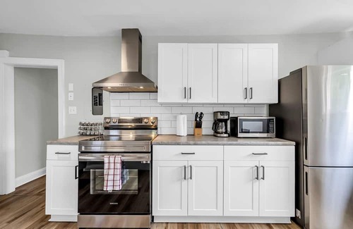 Cornwall Apartment | Bright 1-BR APT, Prime Location 5