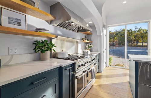Jacksonville House | Private vineyard sanctuary for 6. Savor coffee at sunrise in the backyard oasis, soak in the hot tub under starry skies, and enjoy this elegant spacious retreat with mountain views, minutes from Historic Jacksonville and Applegate’s wine country.