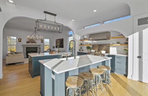 Jacksonville House | Private vineyard sanctuary for 6. Savor coffee at sunrise in the backyard oasis, soak in the hot tub under starry skies, and enjoy this elegant spacious retreat with mountain views, minutes from Historic Jacksonville and Applegate’s wine country.