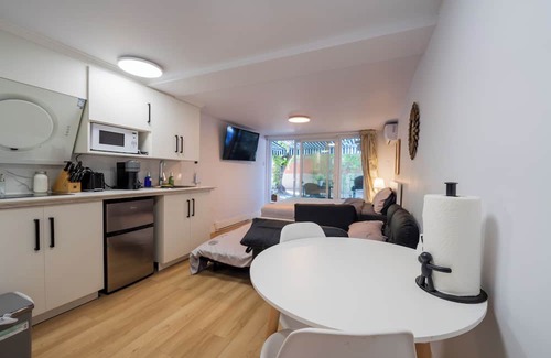 Cote-Des-Neiges—Notre-Dame-De-Grace Apartment | Charming studio w/Patio/parking