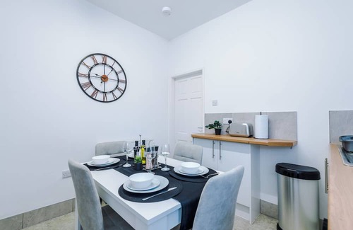 Chorlton-on-Medlock House | *Large 4BR House* | Pool Table | Free Parking | PS4 + Games | Desk Space
