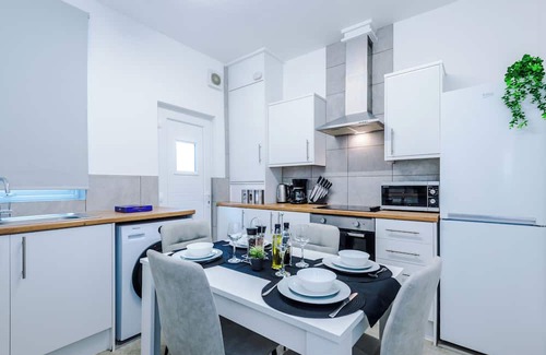 Chorlton-on-Medlock House | *Large 4BR House* | Pool Table | Free Parking | PS4 + Games | Desk Space