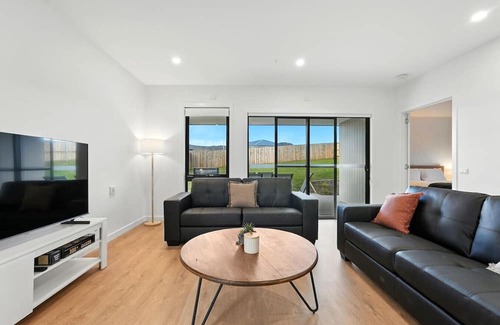 Old Beach Apartment | Modern & Accessible | Old Beach