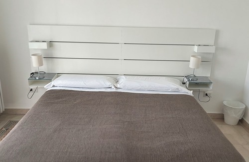 Potenza House | Double or Twin - Shared Bathroom