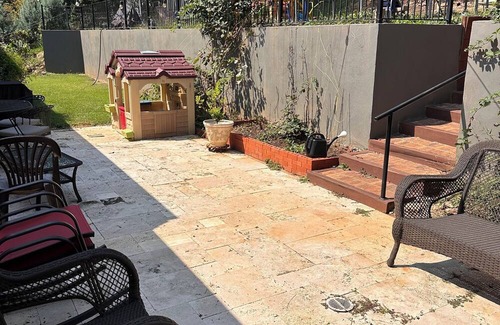Athens House | Spacious Tailgate Haven-3-bedroom house with outdoor entertaining space-sleeps 8